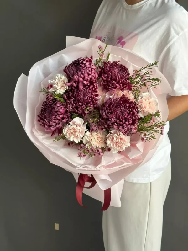 Композиция "Natural Charm" — Композиция "Natural Charm" — цветочная композиция в декоративном оформлении из гвоздик, хризантем, гортензий…